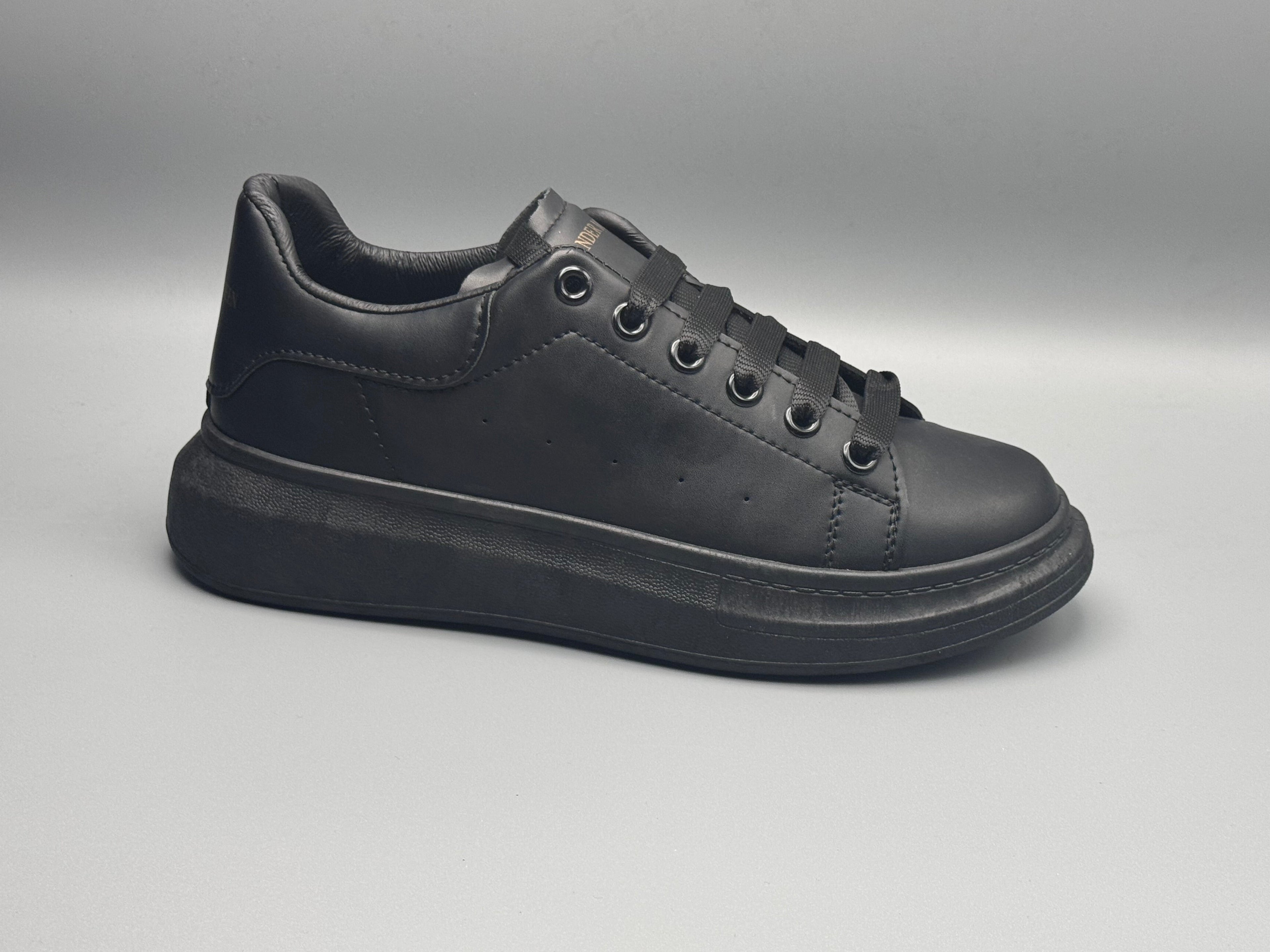 Alexandra McQueen sneakerit