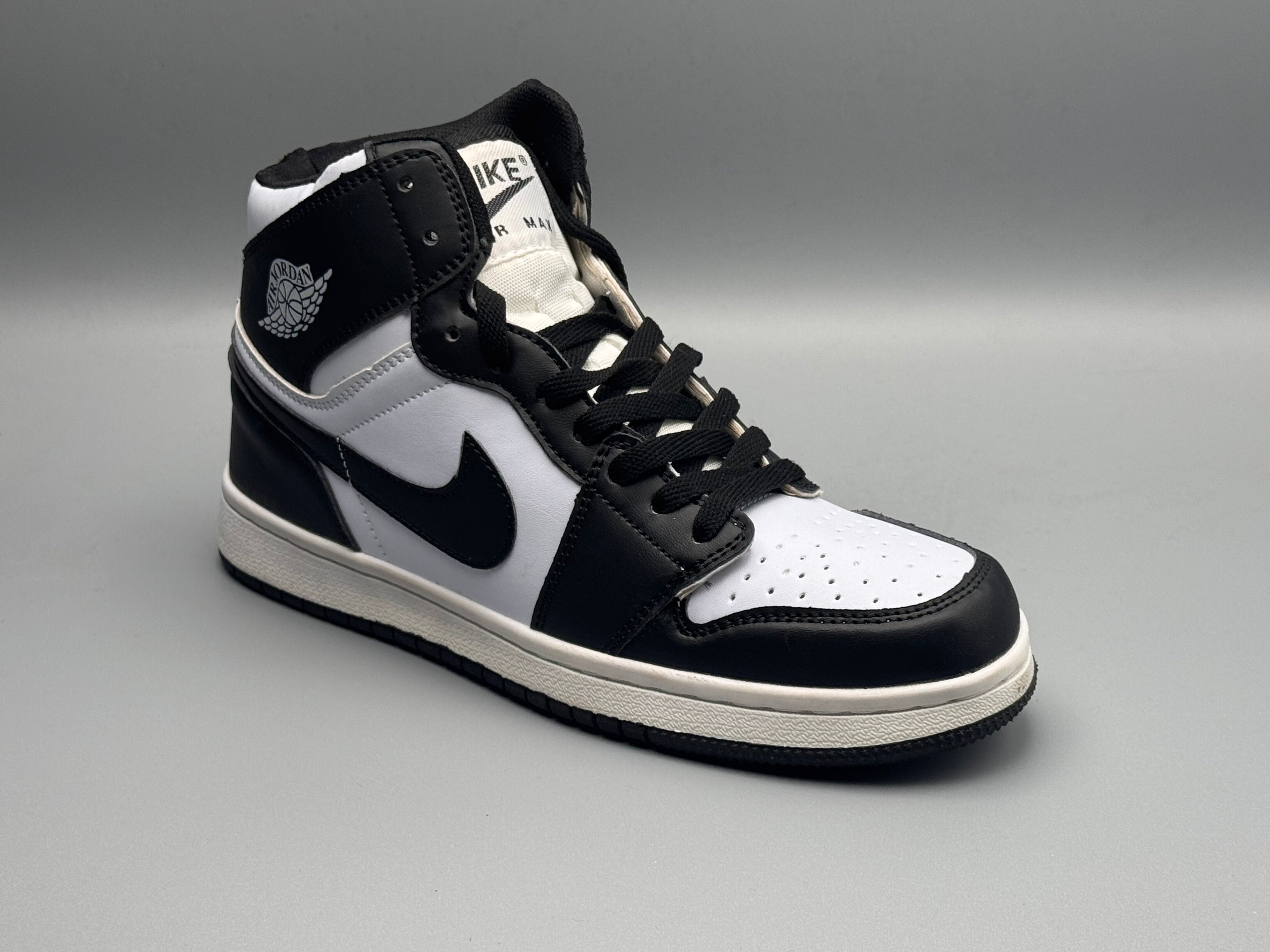 Air jordan korkeavartiset tennarit