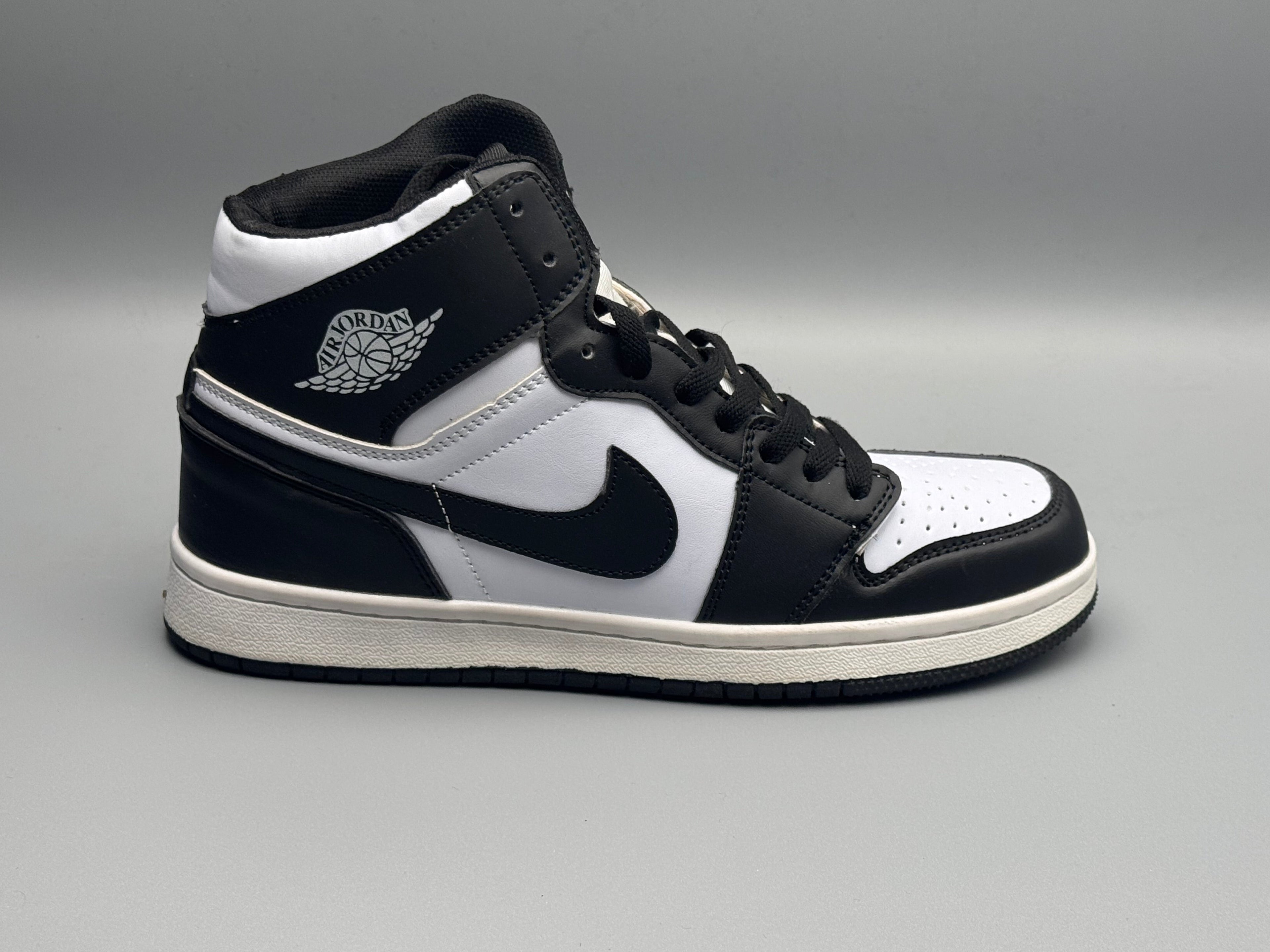 Air jordan korkeavartiset tennarit