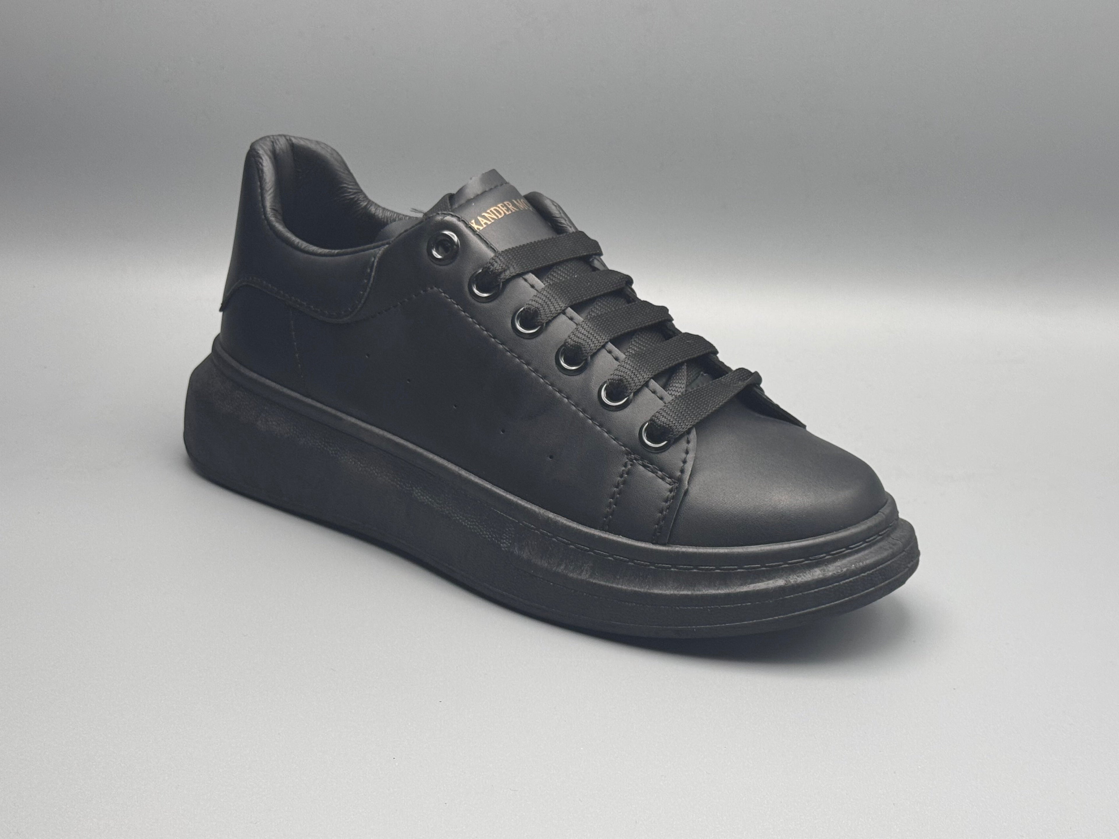 Alexandra McQueen sneakerit